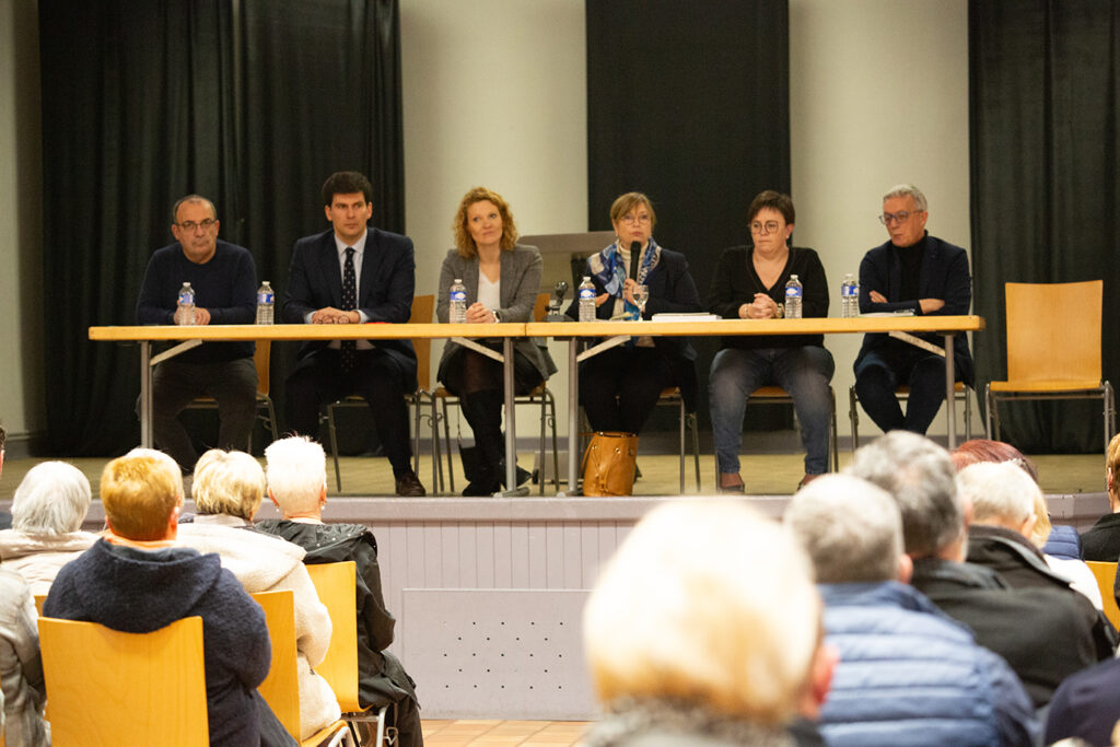 Une centaine d’élus vosgiens ont été accueillis pour cette manifestation dans la commune de Vincey aux côtés de Thierry Gaillot, maire de Vincey et de son équipe municipale. Plusieurs sujets ont été abordés: les violences intra-familiales, l’interruption volontaire de grossesse, les difficultés rencontrées par les femmes élues, l’accès aux soins…