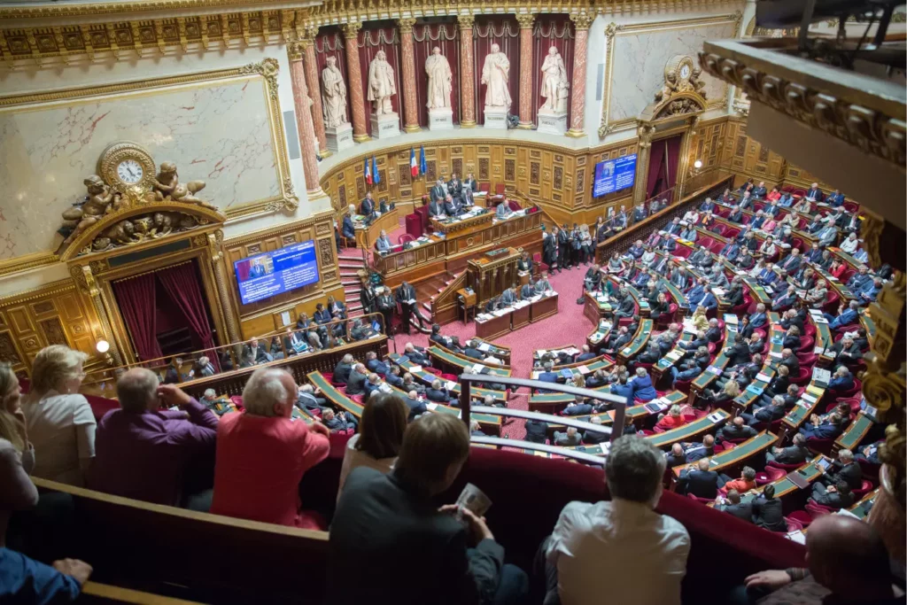 Jean Hingray est intervenu pour défendre les communes rurales et attirer l'attention du ministre sur la fermeture de classes en milieu rural. En 2023, Élisabeth Borne, à l’époque première Ministre et Gabriel Attal, à l’époque Ministre de l'Éducation nationale et de la jeunesse avaient annoncé le “Plan pour notre école dans les territoires ruraux”.